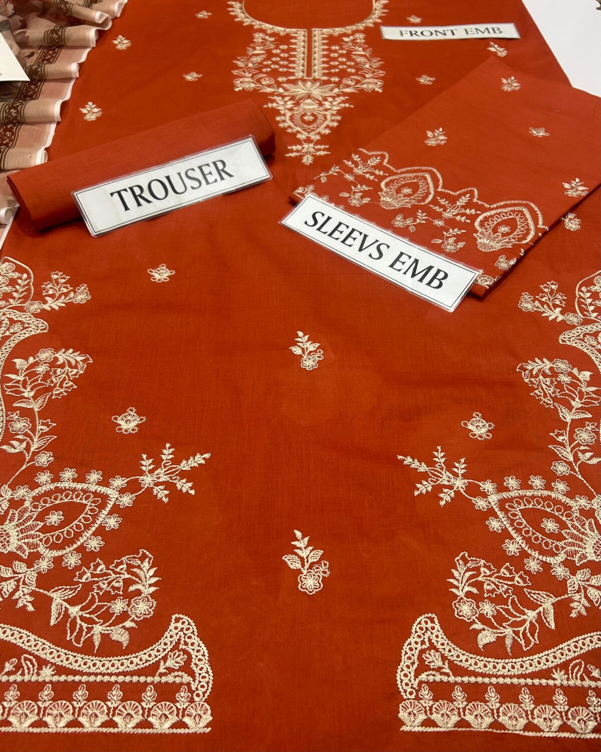 Mohagni Embroidered Lawn D-1118 – Summer Collection 2026 - Image 5